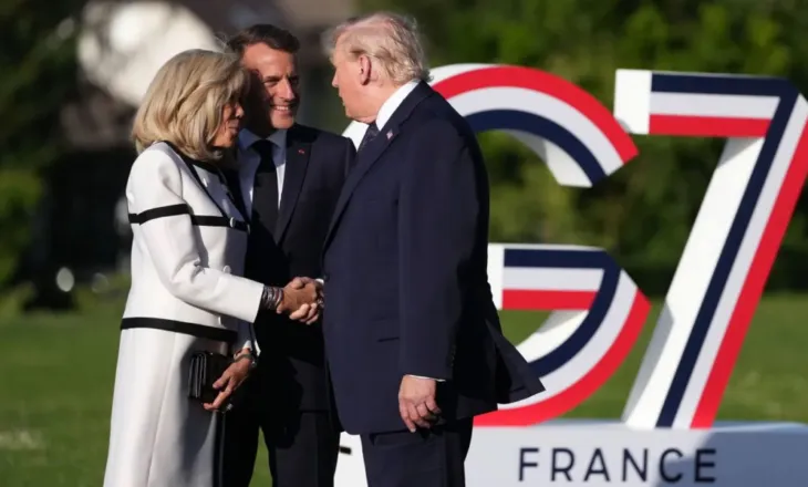 Trump mban për 13 sekonda dorën e Brigitte Macron, shkakton reagime