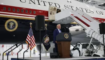 Trump prezanton avionin 400 milionë dollarë të dhuruar nga Katari për flotën Air Force One