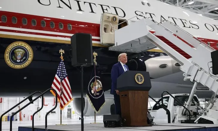 Trump prezanton avionin 400 milionë dollarë të dhuruar nga Katari për flotën Air Force One