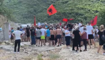 Tubim edhe në Jug, protestuesit prishin rrethimin 22-vjeçar të Kakomesë