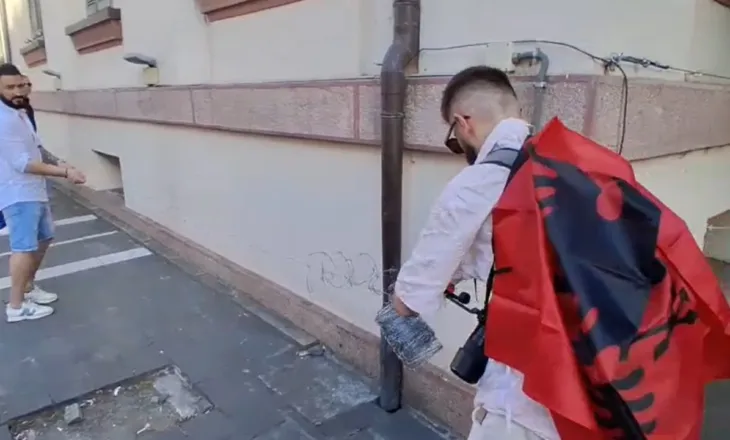 Tubimi në Tiranë për Zvërnecin, protestuesit rrethojnë Ministrinë e Brendshme me tel me gjemba
