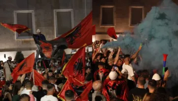 Tubimi ‘nuk mbahet’/ Protestuesit marshojnë pranë Kuvendit: Bashkohuni me ne