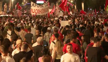 Tupanë, flamuj dhe thirrje për largimin e Ramës, mijëra protestues nisin marshimin në rrugët e Tiranës