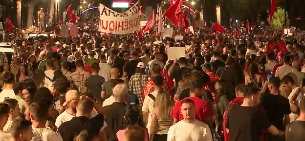 Tupanë, flamuj dhe thirrje për largimin e Ramës, mijëra protestues nisin marshimin në rrugët e Tiranës