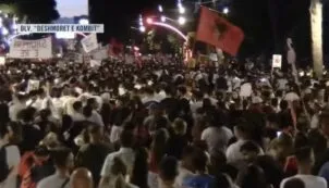 Tupanë flamuj dhe thirrje për largimin e Ramës/ Vijon marshimi i pandalshëm i mijëra protestuesve në rrugët e Tiranës