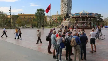 Turizmi dhe ndërtimi nxisin ekonominë, prodhimi humbet terren
