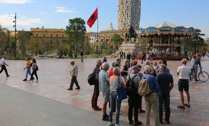 Turizmi dhe ndërtimi nxisin ekonominë, prodhimi humbet terren