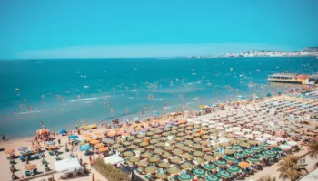 Turoperatorët në Durrës: Protestat po frenojnë rezervimet turistike
