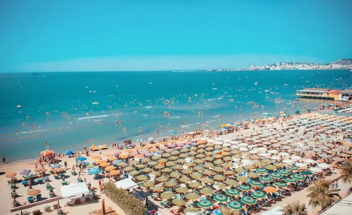 Turoperatorët në Durrës: Protestat po frenojnë rezervimet turistike