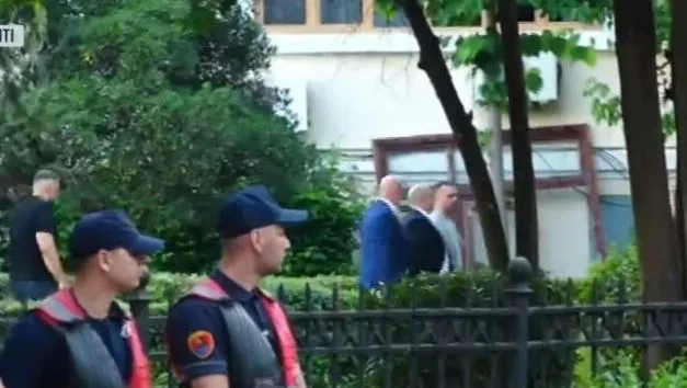 “Turp, turp!”/ Deputetët dalin nga salla e seancave plenare, protestuesit i zënë mat: Rama n’burg, Berisha n’burg!