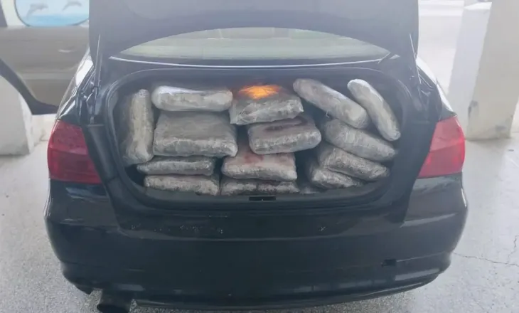 U kap me 110 kg marijuanë të fshehura në bagazhin e makinës pranë kufirit greko-shqiptar, arrestohet 43-vjeçari turk