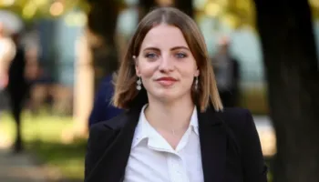 U largua nga grupi i PS! ‘Neo malësorja’ i bashkohet protestës? Poston flamingon