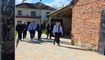 U vra në krye të detyrës/ Lamallari dhe Hita shkojnë për ngushëllim në familjen e efektivit të ndjerë Enea Mekolli