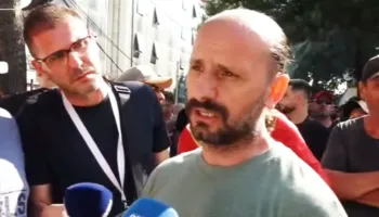 “UÇK, UÇK…”/ Lirohet ish komandanti i UÇK, protestuesit e presin me brohorima