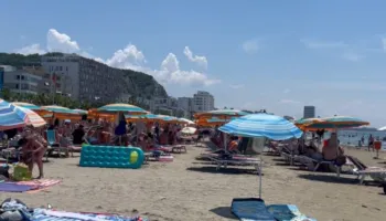 Ujërat e zeza ndotin plazhin në Shkëmbin e Kavajës, pushuesit kërkojnë ndërhyrje
