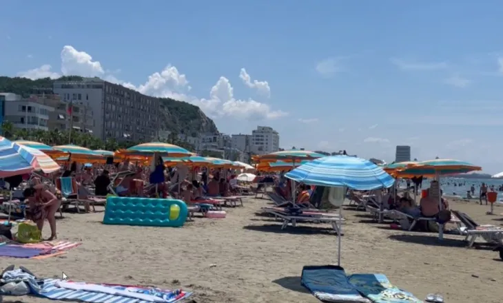 Ujërat e zeza ndotin plazhin në Shkëmbin e Kavajës, pushuesit kërkojnë ndërhyrje