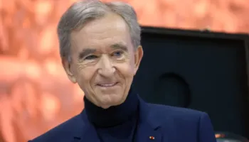 “Ujku me kashmir” nën kritika: Bernard Arnault akuzohet se po vendos nën kontroll shtypin ekonomik francez