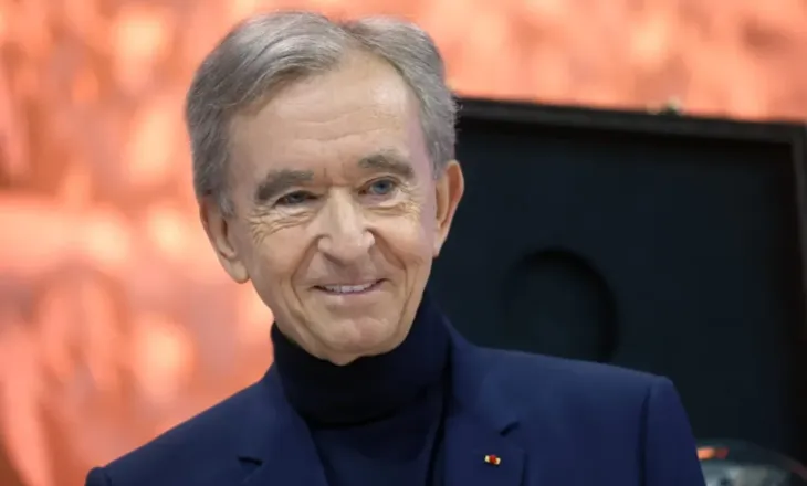 “Ujku me kashmir” nën kritika: Bernard Arnault akuzohet se po vendos nën kontroll shtypin ekonomik francez