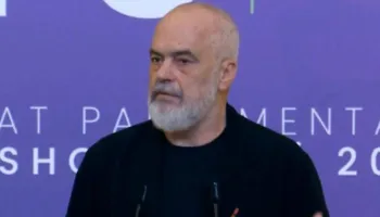 “Ulërijnë, nuk e jap dorëheqjen!” Rama iu përgjigjet protestuesve: Një qeveri s’e dorëzon kurrë timonin te zhurma