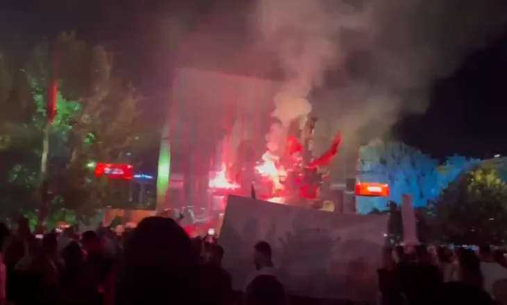 ‘Uragani’ i qytetarëve vërshon në rrugët e Tiranës, rikthehen nga ‘Unaza’ në qendër: Edi Rama ka mbaru…