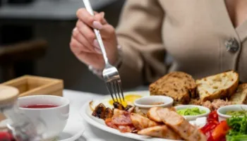 Ushqimet që prishen më shpejt në verë: Një gabim mund të çojë në helmim nga ushqimi