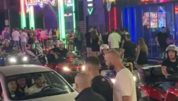 Uzuni kapet “mat” nga tifozët shqiptarë në një bar “The Strip”, në Zakintho të Greqisë