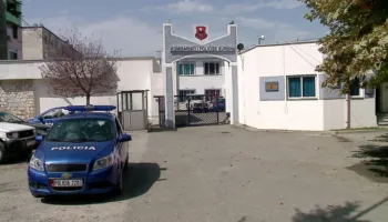 Vajza vrau nënën me thikë në Kurbin, arrestohet nga policia, procedohet mjekja që plotësoi aktin për vdekje natyrale (EMRI)