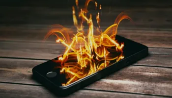 Vapa ekstreme, ekspertët: Kujdes telefonat celularë, rrezik për bateritë