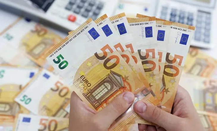 Vazhdon rënia e euros, shënon rekord të ri ndaj lekut