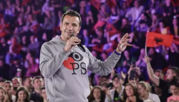 Veliaj: Gëzuar ditëlindjen e 35-të gjithë familjes socialiste!