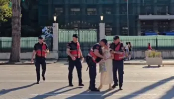 VIDEO/ ‘A ka shqiptarë taborrin tuaj’, policia i sulet dhe i gris një gruaje pankartën kundër Edi Ramës