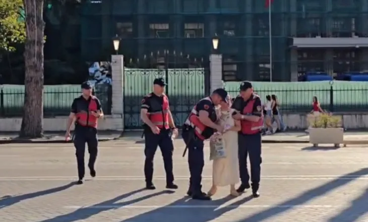 VIDEO/ ‘A ka shqiptarë taborrin tuaj’, policia i sulet dhe i gris një gruaje pankartën kundër Edi Ramës