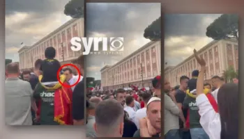 VIDEO/ Agron Shehaj shkon të vjedhë protestën, por protestuesit i kërkojnë në kor të largohet
