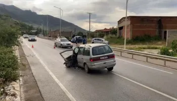VIDEO/ Aksident në aksin Pogradec-Lin, përplasen tre automjete, plagoset një person