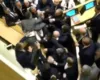 VIDEO/ Deputetët e Gjeorgjisë e kthejnë parlamentin në ring boksi, përplasen fizikisht me njëri-tjetrin
