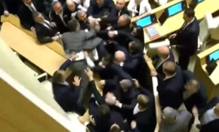 VIDEO/ Deputetët e Gjeorgjisë e kthejnë parlamentin në ring boksi, përplasen fizikisht me njëri-tjetrin