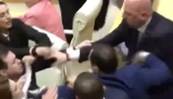 VIDEO/ Deputetët e opozitës dhe mazhorancës sherr me grushte në Gjeorgji