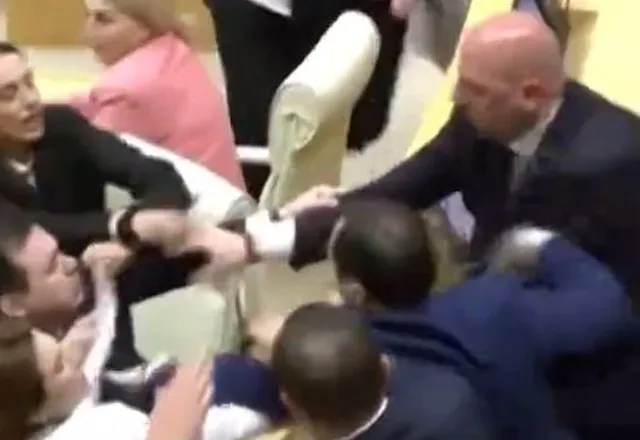 VIDEO/ Deputetët e opozitës dhe mazhorancës sherr me grushte në Gjeorgji