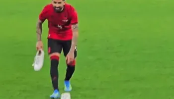 VIDEO/ Elseid Hysaj nuk mban dot veten nga të qeshurat! Tifozi i Shqipërisë heq atleten për të goditur lojtarin e Izraelit