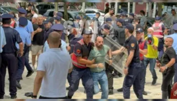 VIDEO – FOTO/ Përshkallëzohet situata para Parlamentit, policia shoqëron Dritan Goxhajn dhe një person tjetër