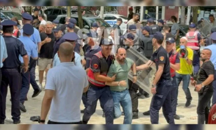 VIDEO – FOTO/ Përshkallëzohet situata para Parlamentit, policia shoqëron Dritan Goxhajn dhe një person tjetër