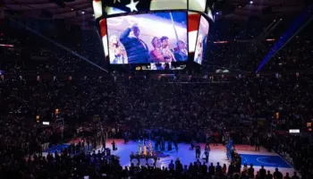 Video/ Incident i pakëndshëm për Donald Trump gjatë finales së NBA, Presidenti amerikan fishkëllehet nga tifozët: Ishin brohoritje