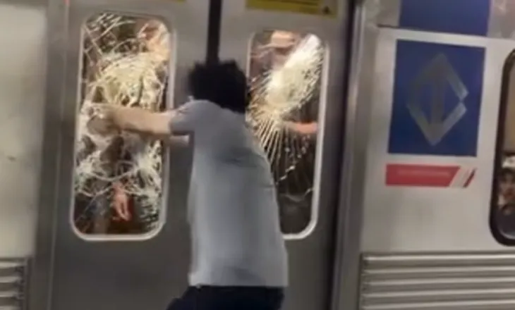 Video/ Kaos në metronë e Sao Paulos, 39-vjeçari i dehur hidhet nga treni dhe thyen xhamat