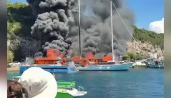 VIDEO/ Korfuz – Dy anije turistike në flakë, pasagjerët zbresin në kohë
