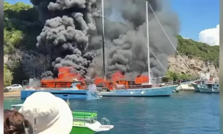 VIDEO/ Korfuz – Dy anije turistike në flakë, pasagjerët zbresin në kohë