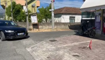VIDEO/ Makina përplaset me motorin, dy të plagosur në autostradën Lezhë–Milot
