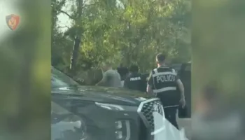 VIDEO/ Mbi 800 gramë kokainë dhe kanabis në makinë, arrestohet 35-vjeçari në Tiranë