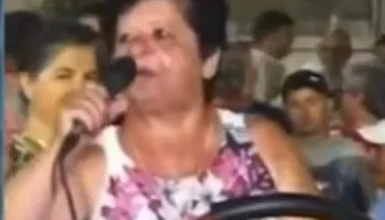 VIDEO / “Më la burri dhe më shitën shtëpinë”, në protestë nis edhe ‘qarja e halleve’ familjare