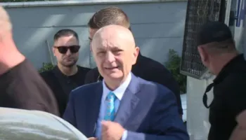 VIDEO/ Meta lë sërish qelinë për 12 orë, ish-presidenti mbërrin në ambientet ku do të presë ngushëllimet për ndarjen nga jeta të babait të tij