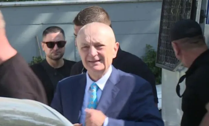 VIDEO/ Meta lë sërish qelinë për 12 orë, ish-presidenti mbërrin në ambientet ku do të presë ngushëllimet për ndarjen nga jeta të babait të tij